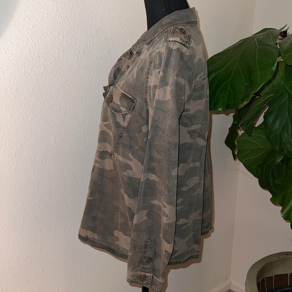 Lucky Brand Women’s Green Camo Print Long Sleeve Blouse Top Shirt NWOT Medium - Picture 8 of 12